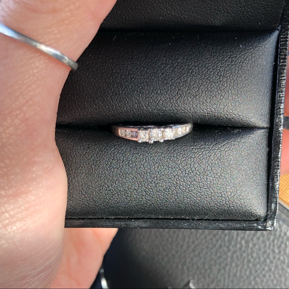 Diamond engagement/promise ring